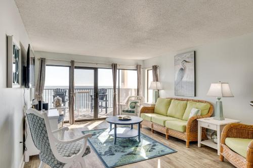 Emerald Isle Apartamento | Walk to Beach Emerald Isle Condo with Ocean View!
