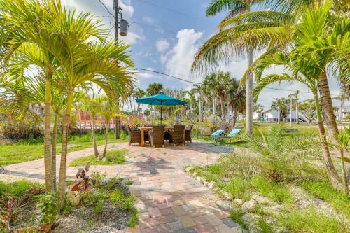 Mid Island Apartamento | Walk to Beach Family Retreat in Fort Myers Beach!