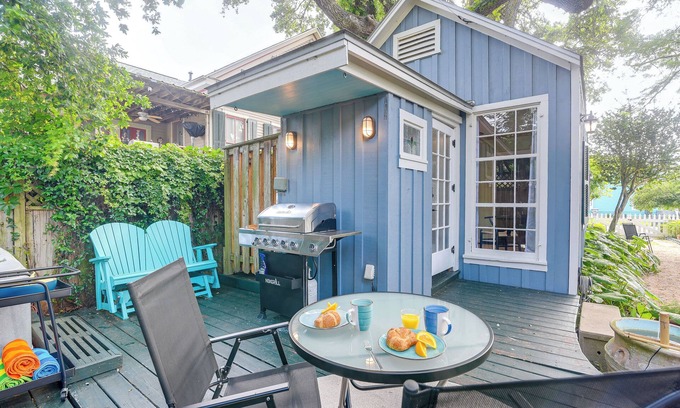 San Jacinto Cabaña | Walk to Beach: Galveston Home w/ Hot Tub