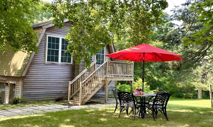 Madison Apartamento | Walk to Beach! Modern Carriage House - Near Town - Deck, Fire Pit & Grassy Lawn