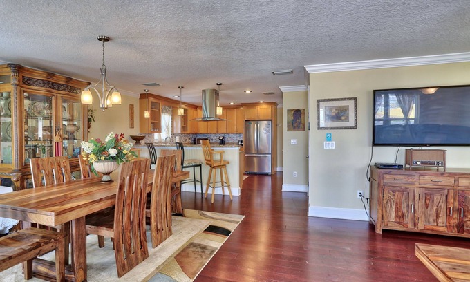 Gulfport Casa | ☀️Walk to Beach🐬Private Deck🌴Comfort Cove🌊Walking Distance to Restaurants