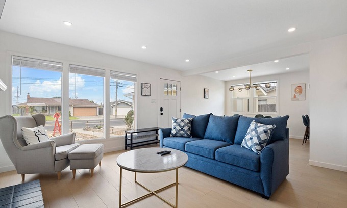 Linda Mar Casa | Walk to Beach -3 beds- 1 bath- Safe Town Remodeled Modern House I 20 min to SFO