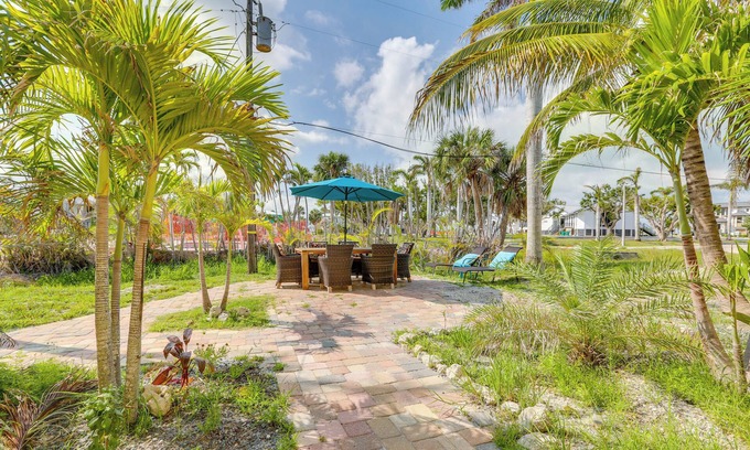 Mid Island Condominio | Walk to Beach: Family Retreat in Fort Myers Beach!