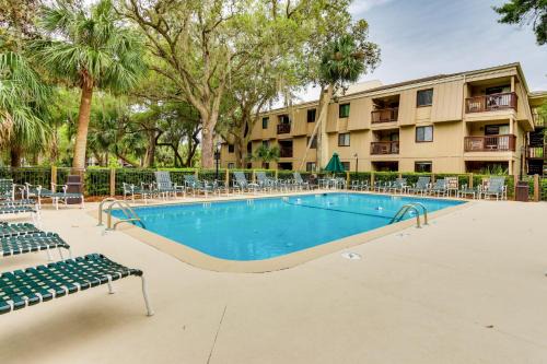 North Forest Beach Apartamento | Walk to Beach Hilton Head Getaway with Balcony!