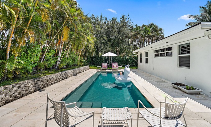Florida North Atlantic Coast Casa | * Bungalow costero de mediados de siglo * Piscina de sal * A pie de playa