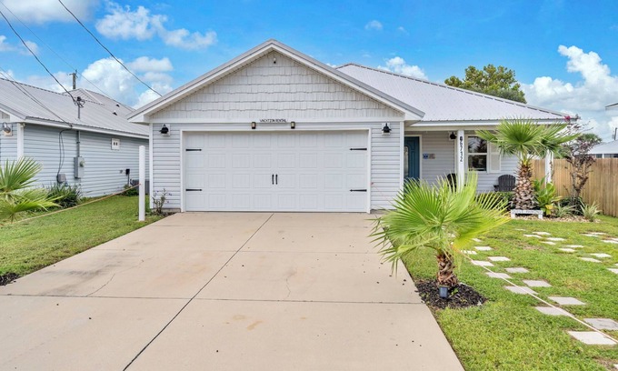 Holiday Beach Casa | 🌴Walk to Beach-Pet Friendly-Great Location-Sunset by the Sea🌴