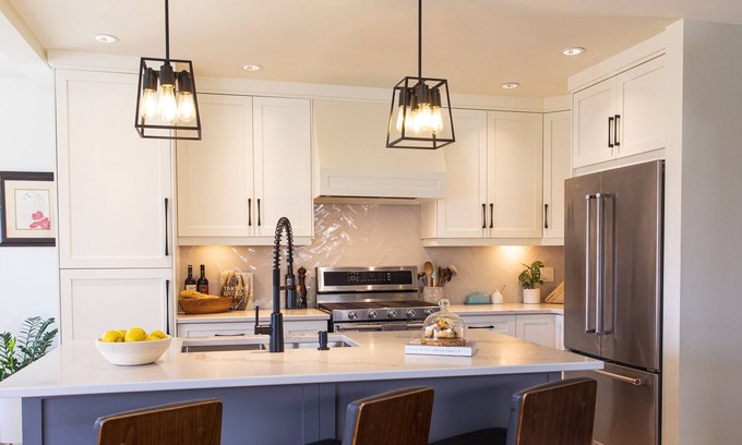 North Saanich Casa | Walk to beach, winery, farm markets... Modern executive house w/yard