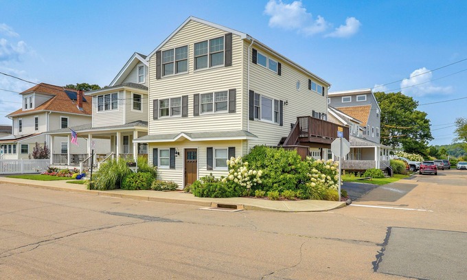 East Haven Casa | Walk to Beaches: Sunny East Haven Home w/ Grill