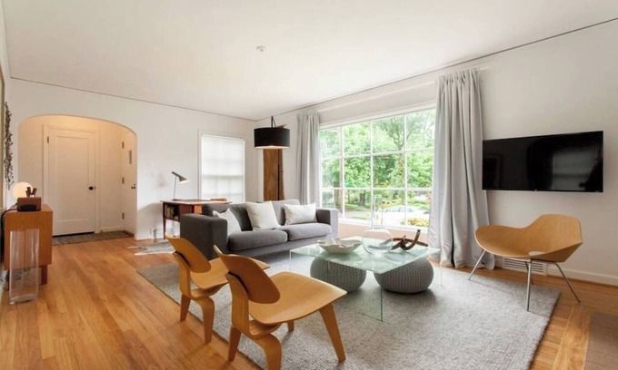 Buckman Neighborhood Casa | ★ Walk to Belmont - 2-bed/1-bath - Walk Score: 95!