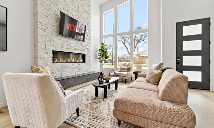 Southeast Boise Casa | Walk to BSU*2600ft²*HotTub*King*Parking*1000Mbps