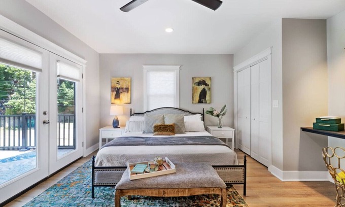 Wilkinsburg Casa | Gather Outside * Bring Your Bike * Sleeps 11