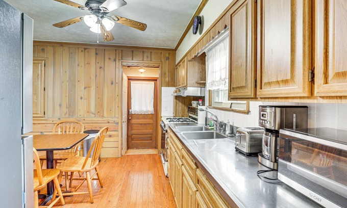 Salem Apartamento | Walk to Centennial Park: Apartment w/ Garage!