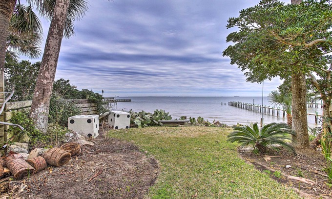 San Leon Villa | Walk to Coast: Galveston Bay Retreat w/ Grill