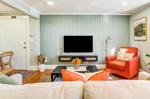 Harbor View - Orient Heights Apartamento | Walk to Constitution Beach Mid-Century Boston Gem