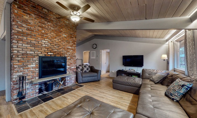 Cranmore Birches Casa | Walk to Cranmore & downtown shops Renovated home w/ deck, AC & W/D