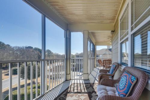 Calabash Apartamento | Walk to Crow Creek Golf Club Condo with Pool!
