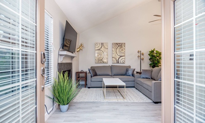Mesa Grande Casa | Walk to Cubs stadium ! Centrally Located Cozy Modern Condo
