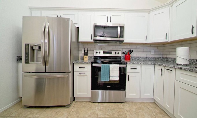 Mesa Grande Condominio | Walk to CUBS Stadium, family-friendly Condo