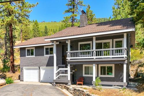 Truckee Casa | Walk to Donner Lake Truckee Cabin with Private Deck