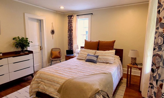 Florence Casa | Walk to downtown Florence. Minutes away from medical facilities.