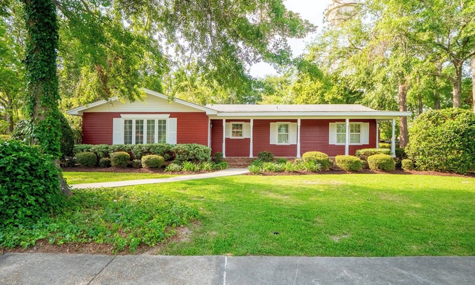 Hahira Casa | Walk to Downtown Hahira: Shops, Restaurants & Bars from Cozy 3-Bedroom Home