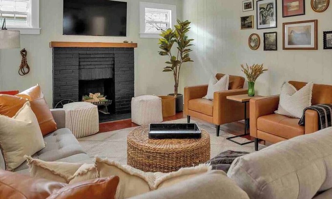 Bristol Casa | Walk to Downtown! Large Lux Home