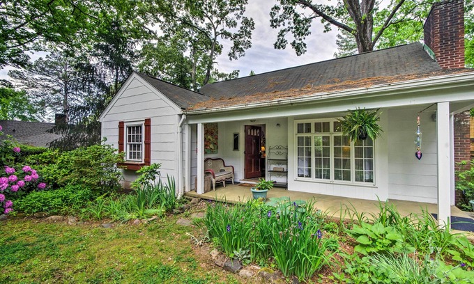 Lynn Cabaña | Walk to Downtown: Pet-Friendly Cottage in Tyron