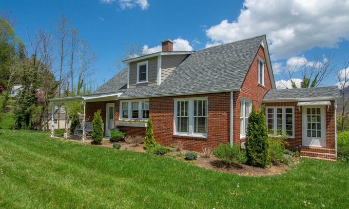 West Jefferson Casa | Walk to Downtown West Jefferson! Farmers Market, Breweries + MORE
