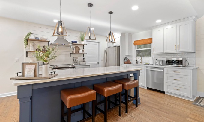 Woodstock Casa | Spacious recently updated Home. Short stroll to Downton Woodstock
