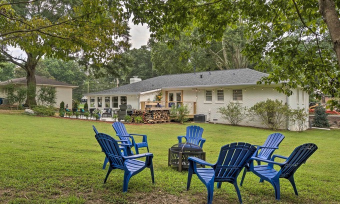 Alpharetta Casa | Walk to Dtwn Alpharetta: Modern Home w/ Fire Pit