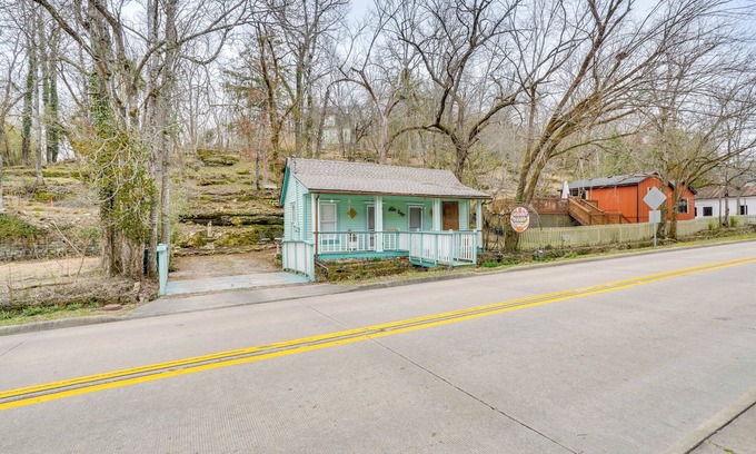 Eureka Springs Historic District Cabaña | Walk to Dtwn: Eureka Springs Retreat w/ Patio!