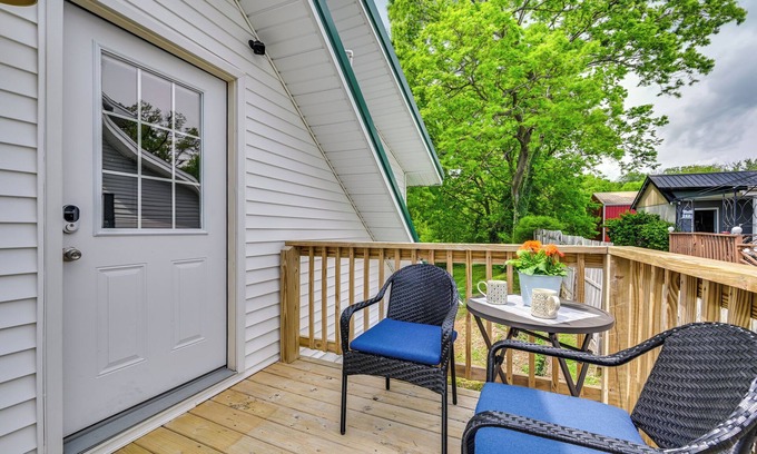 Greensburg Apartamento | Walk to Dtwn Greensburg: Charming Unit w/ Deck!
