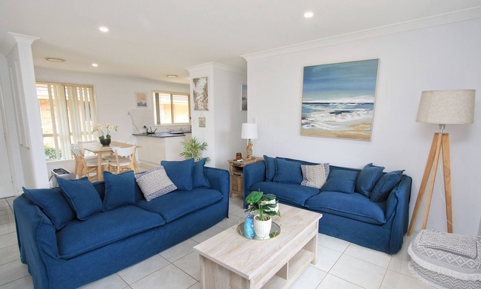 Ettalong Beach Casa | Walk to Ettalong beach close to shops KING BED