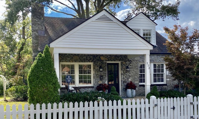 Historic Downtown Franklin Cabaña | Walk to everything!! Cozy Stone Cottage in Downtown Historic District