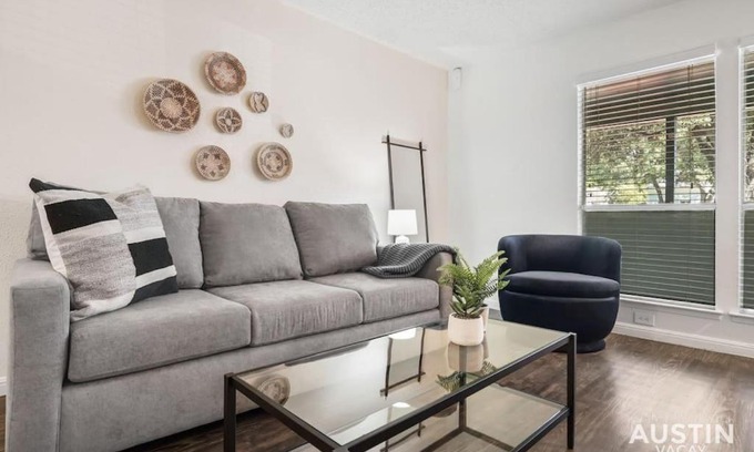 Hyde Park Apartamento | Walk to Everything - Fun Hyde Park Space King Bed