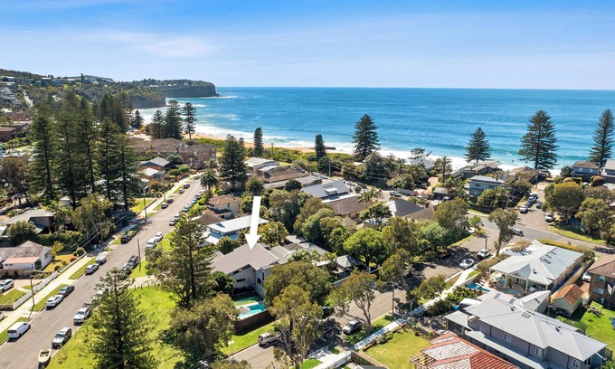 Newport Casa | Walk to everything - The Ultimate Beach Holiday home
