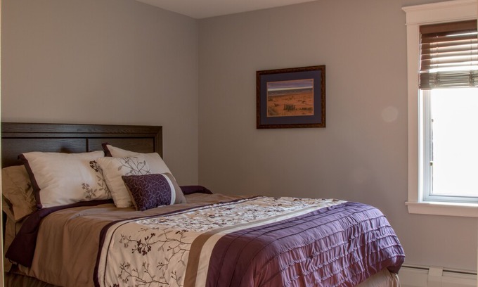 Queens Square Condominio | Walk to Fine Restaurants & Confederation Centre of The Arts