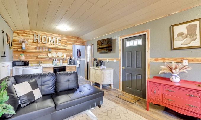 Grove Apartamento | Walk to Grand Lake: Pet-Friendly Grove Getaway!