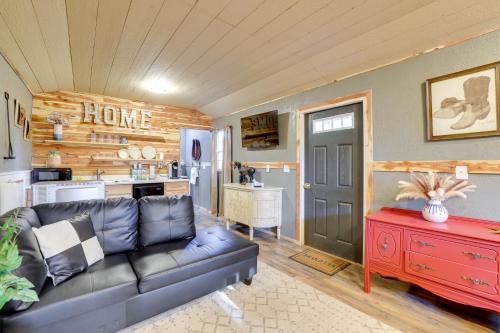 Grove Apartamento | Walk to Grand Lake Pet-Friendly Grove Getaway!