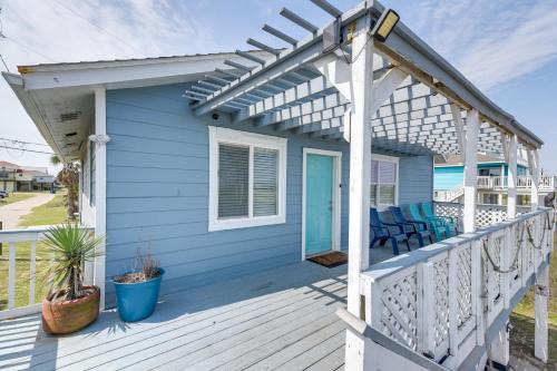 Surfside Beach Casa | Walk to Gulf Surfside Beach Home with Deck