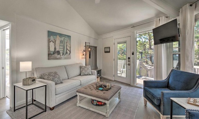 Sea Pines Casa | Walk to Harbour Town Airy Treehouse with Bikes