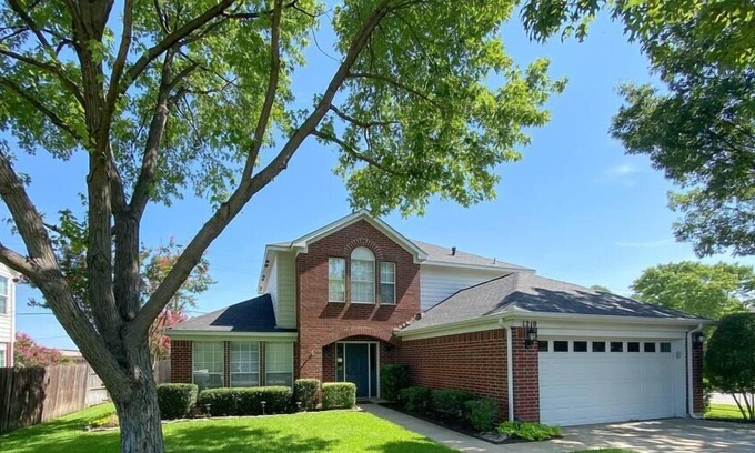 Grapevine Casa | Walk to Historic Main St | 30+ days stays & pet friendly