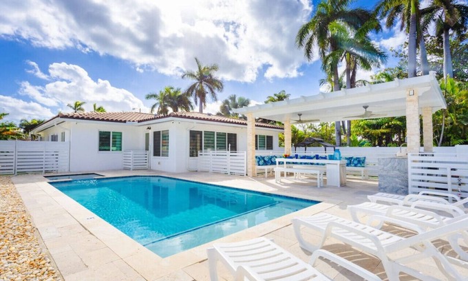 Hollywood Lakes Villa | WALK to Hollywood Beach Spectacular 5BR/5BA Villa