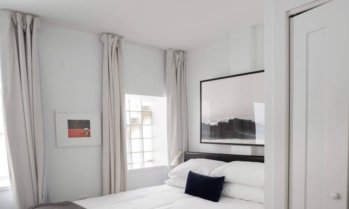Pilsen Apartamento | Walk to IMD, Eats, Bars | EZ Access + WD | Zencity