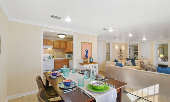 Seventh Ward Casa | Walk to Jazz Fest- 5 beds, Private Patio, Parking, Grill, King Suite w/TV