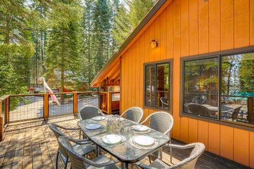 Prattville Casa | Walk to Lake Almanor Prattville Cabin with 2 Decks!