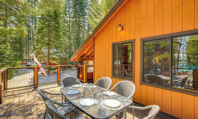 Prattville Cabina | Walk to Lake Almanor: Prattville Cabin w/ 2 Decks!