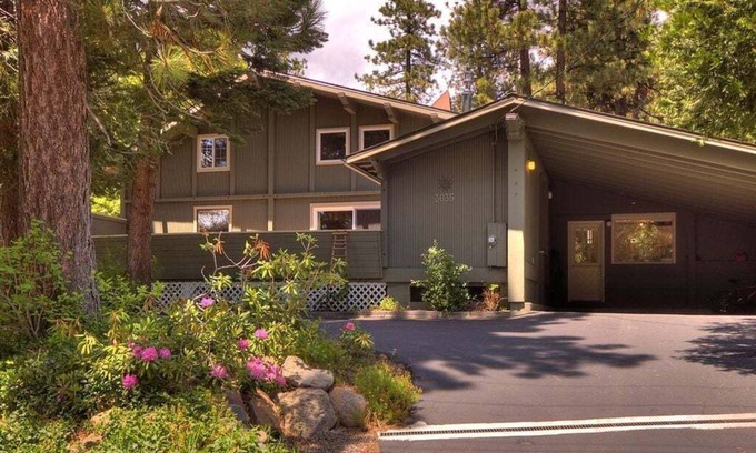Lake Forest Casa | 3 recámaras, 2 lofts, bañera de hidromasaje, patio cercado, cabaña de verano. Minutos para esquiar