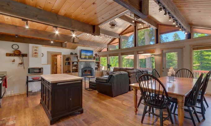 Comstock Acres Casa | * WIFI de alta velocidad gratis * Camina hasta la ciudad de Tahoe * Vistas impresionantes