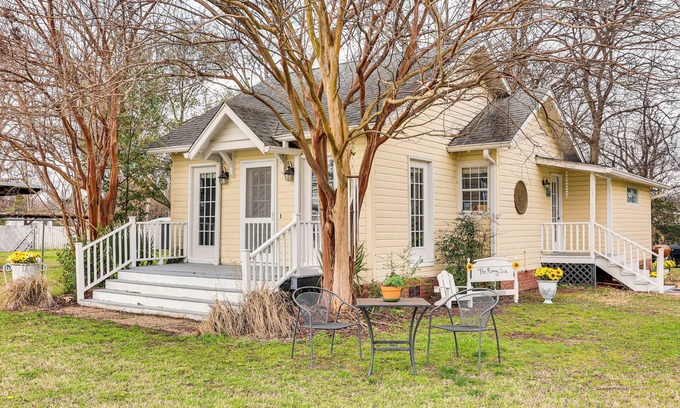 Lake Village Cabaña | Walk to Lake Chicot: Cottage w/ Yard & Views!